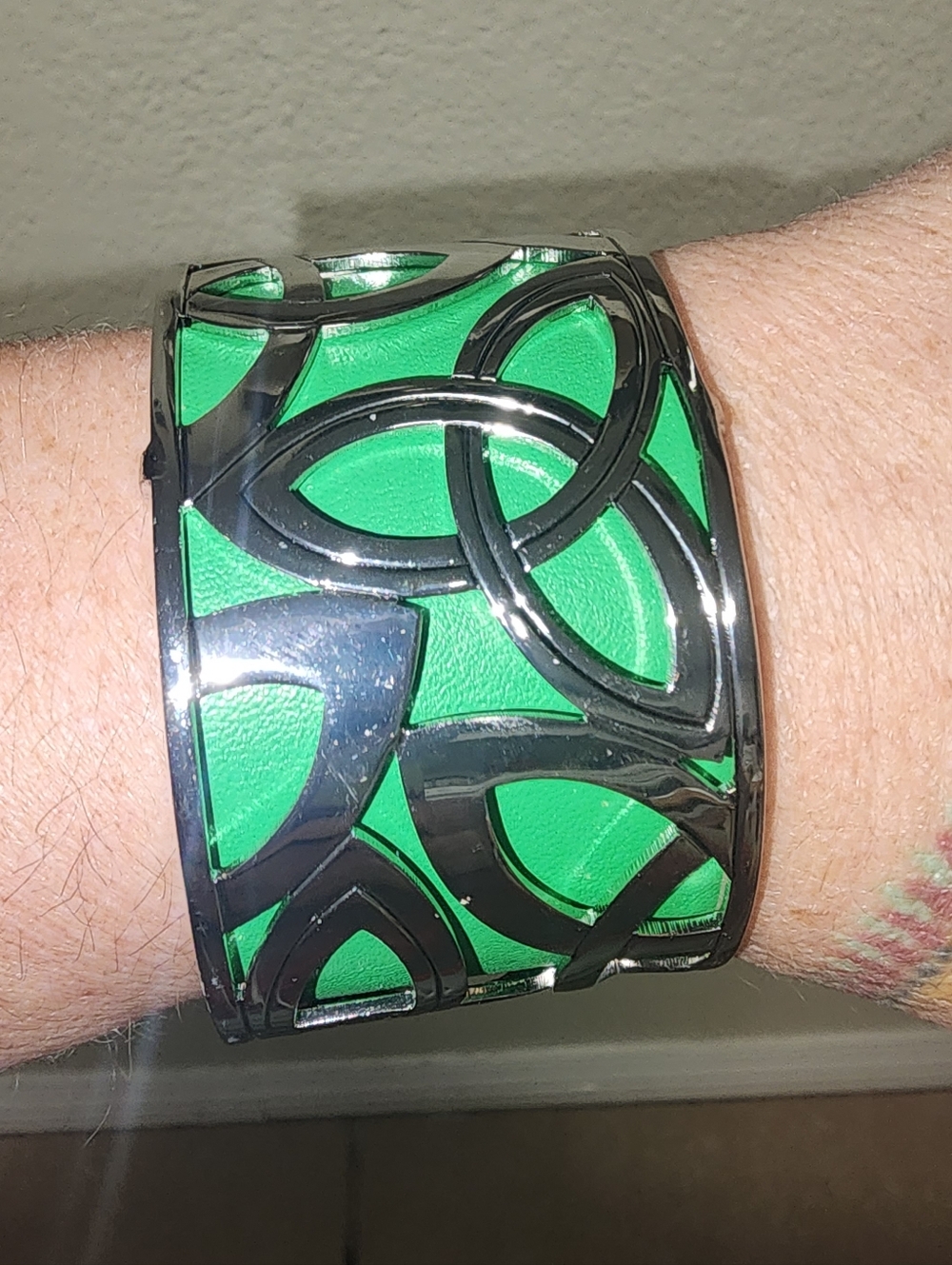 Solvar Green Leather Cutout Metal Cuff Bracelet